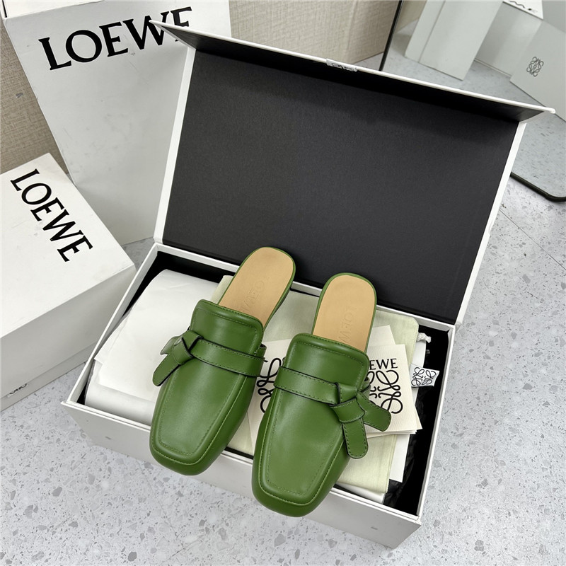 L0ew* gate flat mule in green
