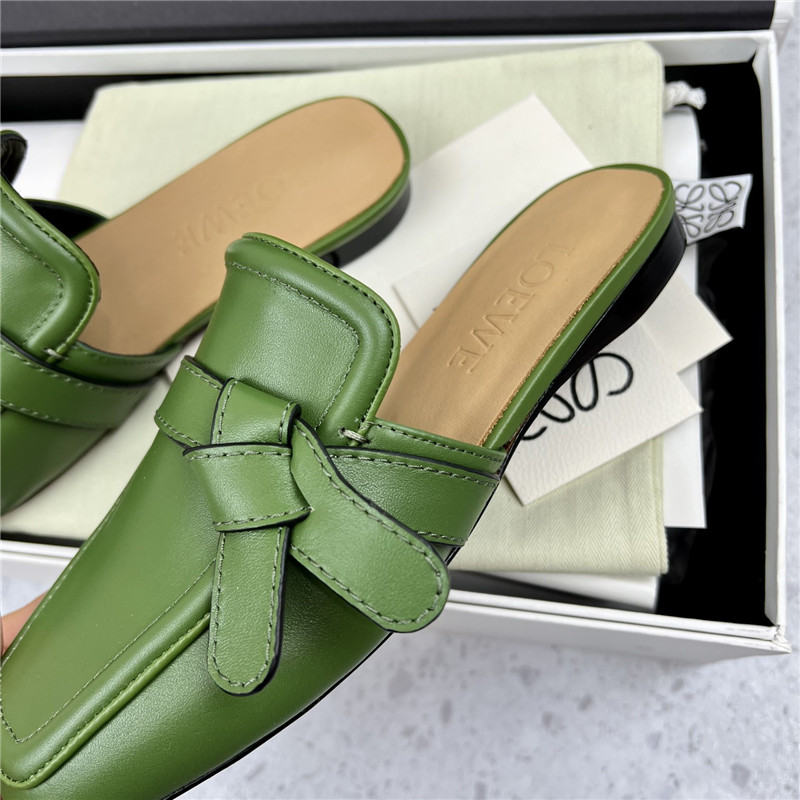L0ew* gate flat mule in green