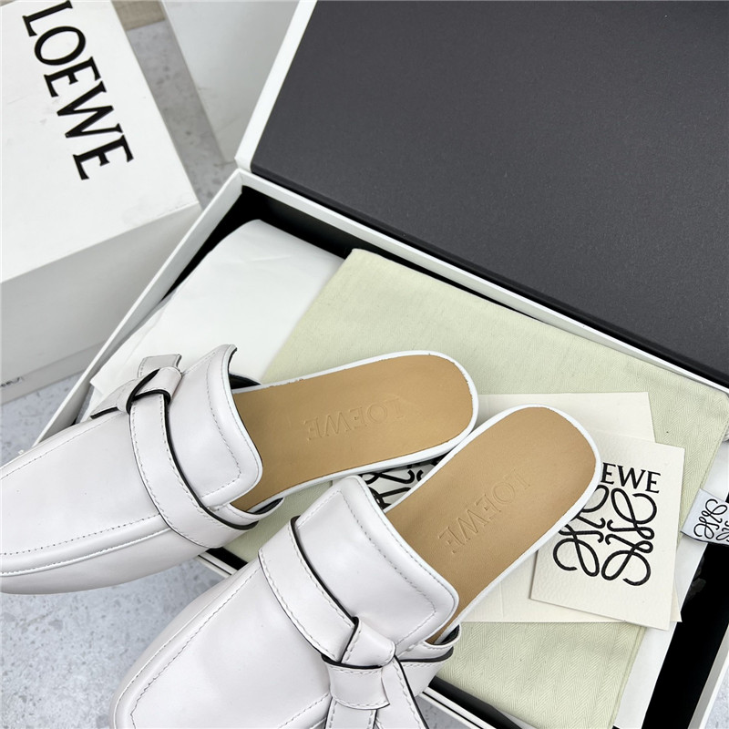 L0ew* gate flat mule in white