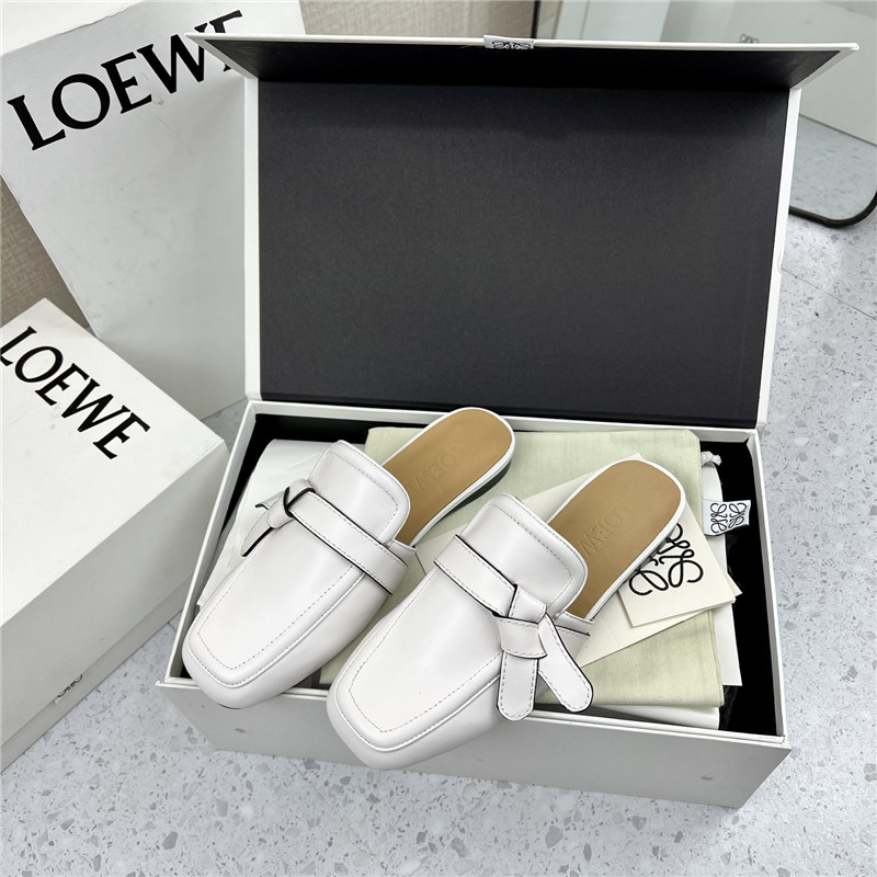 L0ew* gate flat mule in white