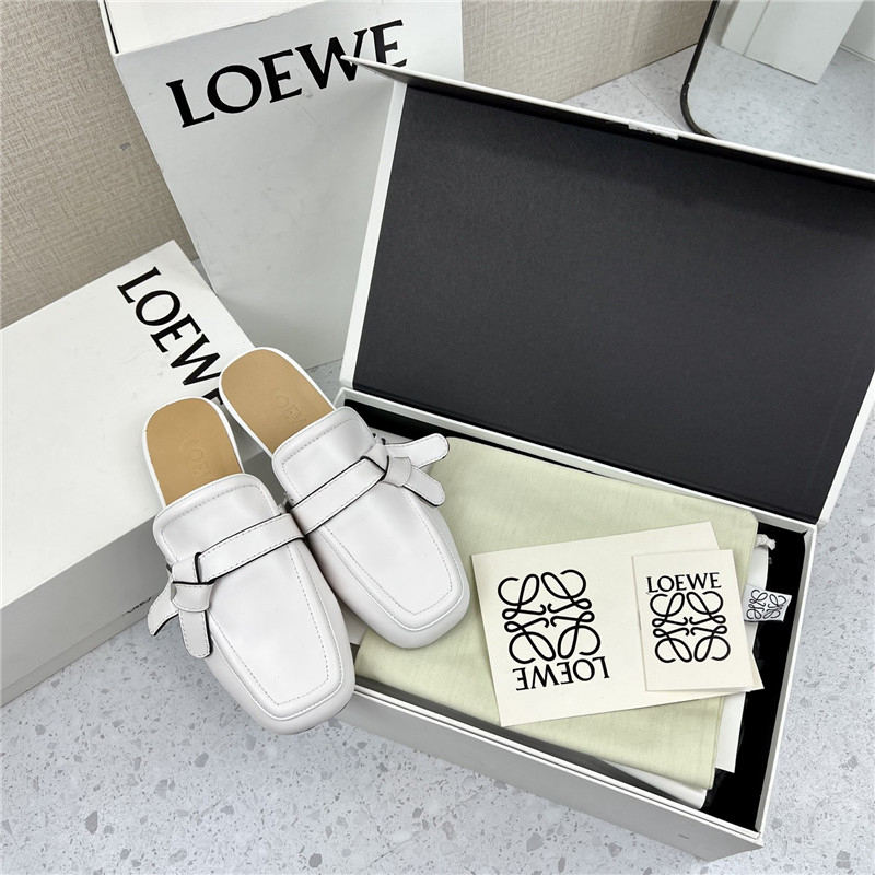 L0ew* gate flat mule in white