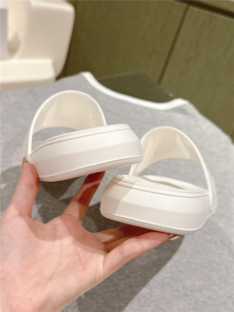 a1exa*der Mcqv*en white logo flip flops