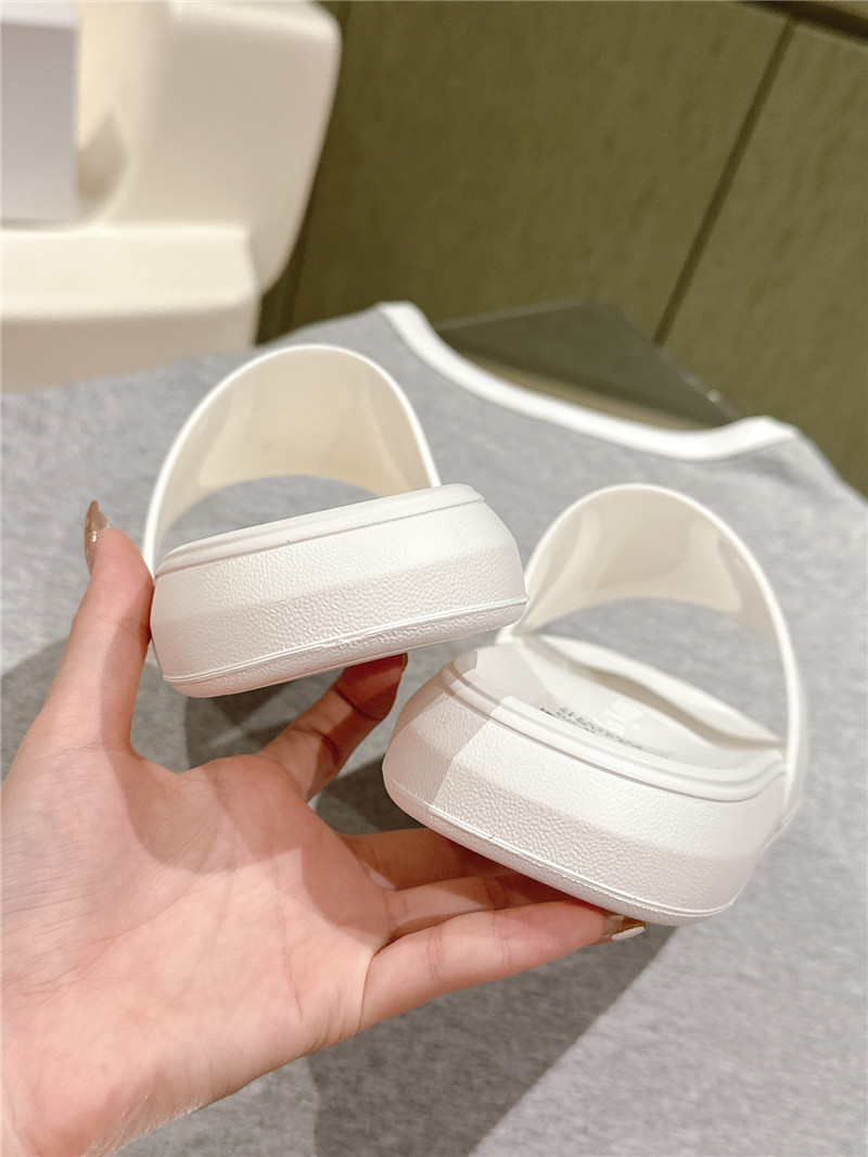 a1exa*der Mcqv*en flip flops