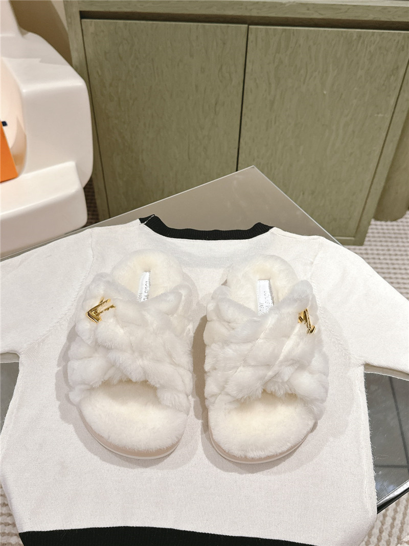 l0vis Vvtt0n fluffy slippers white