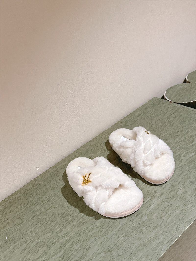 l0vis Vvtt0n fluffy slippers white