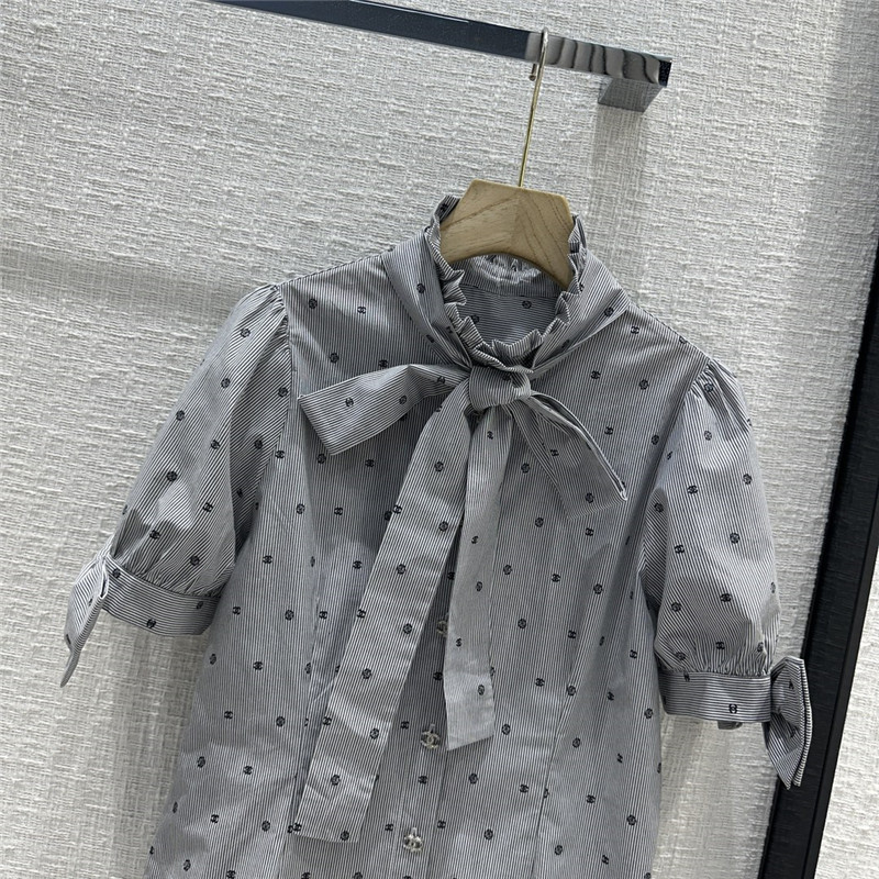 D10r greyish-white polka dot short-sleeved shirt