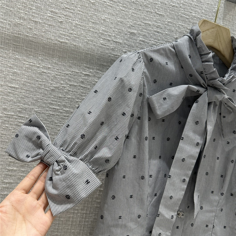 D10r greyish-white polka dot short-sleeved shirt