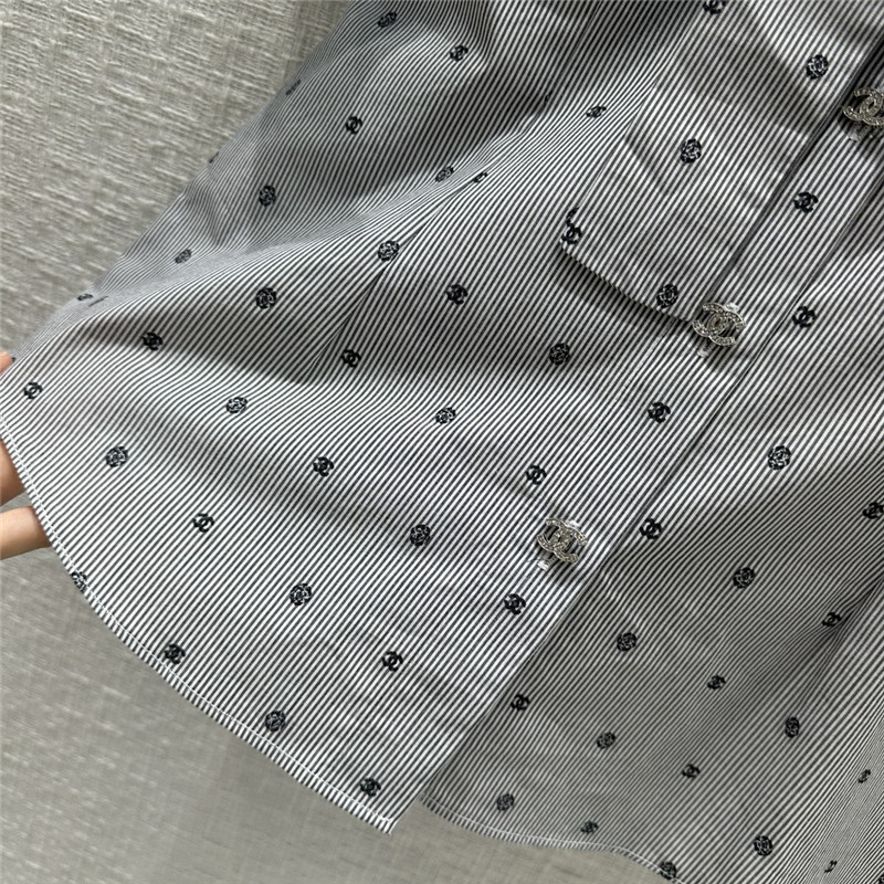 D10r greyish-white polka dot short-sleeved shirt