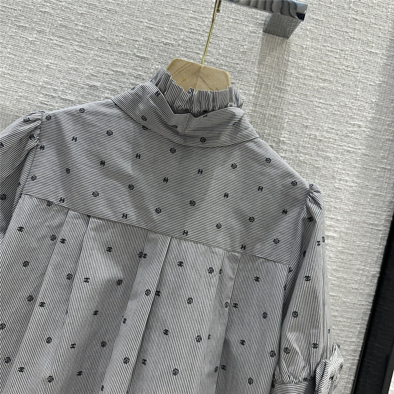 D10r greyish-white polka dot short-sleeved shirt