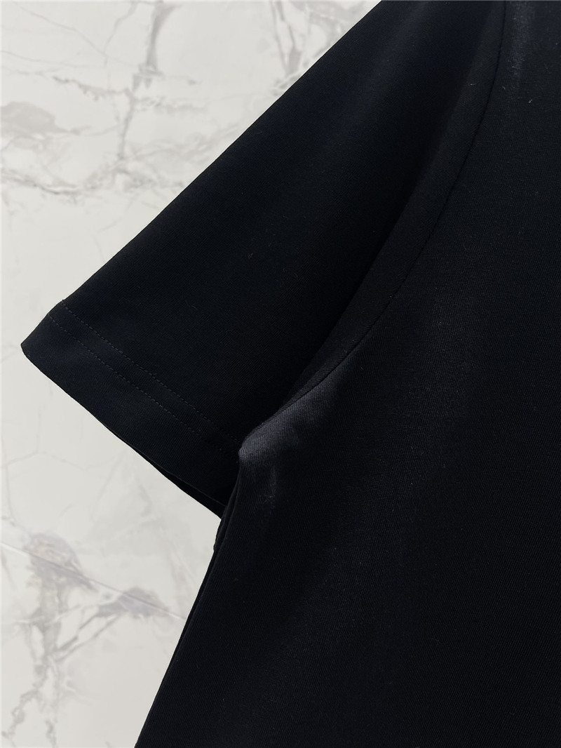 Va1e*ntin0 crew neck short sleeve replica clothing