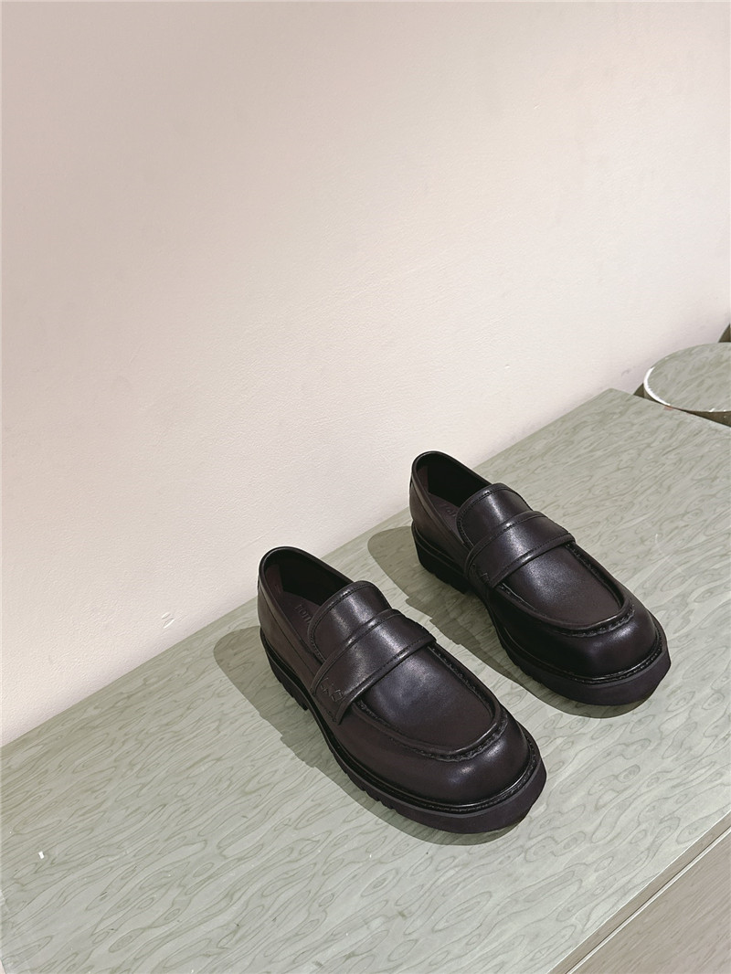 b0tt*ga Ven*ta women’s leather sneakers