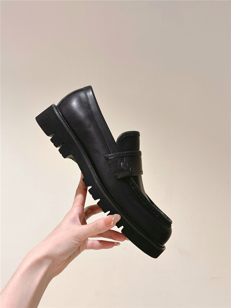 b0tt*ga Ven*ta women’s leather sneakers