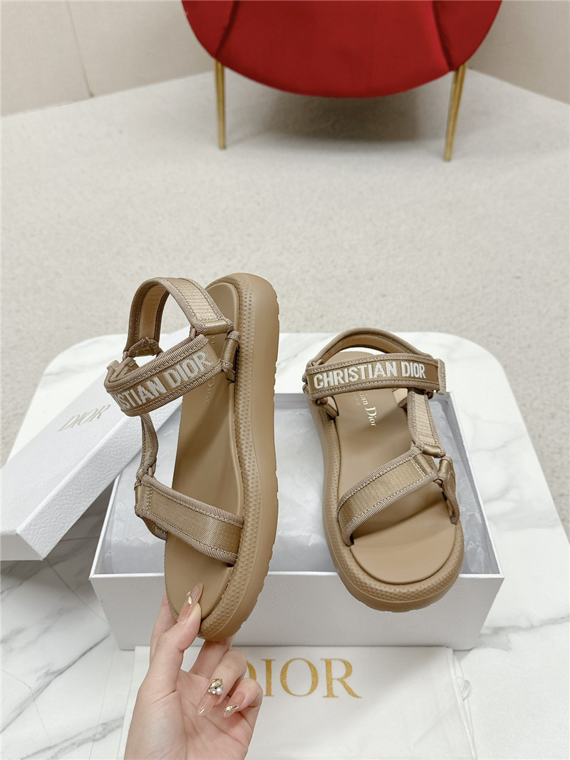 D10r women’s beige d-wave sandals