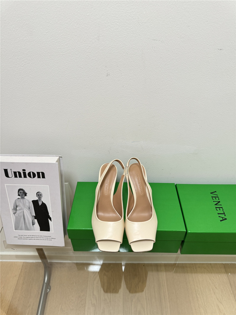 b0tt*ga Ven*ta knot slingback sandals in white