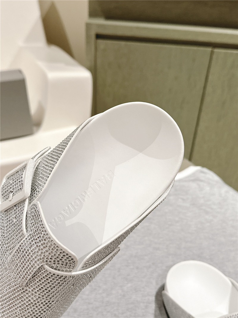 Ba1en*iaga crystal clogs