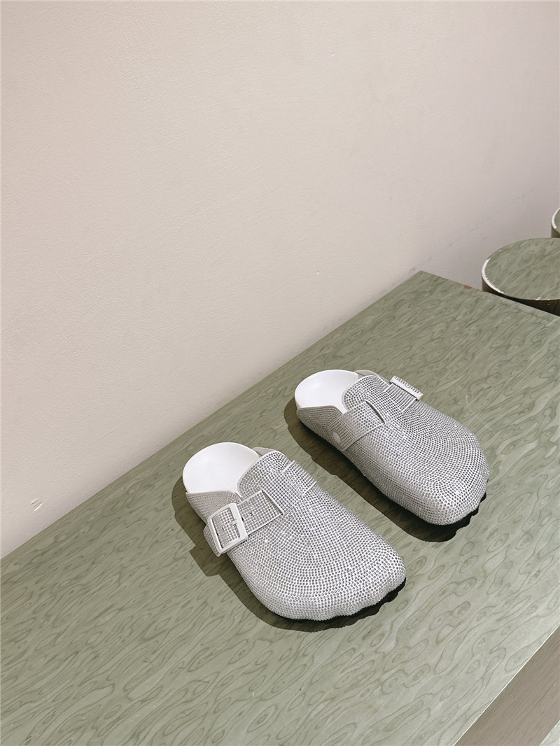 Ba1en*iaga crystal clogs