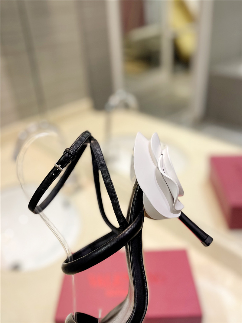 Va1e*ntin0 women’s black heel sandals