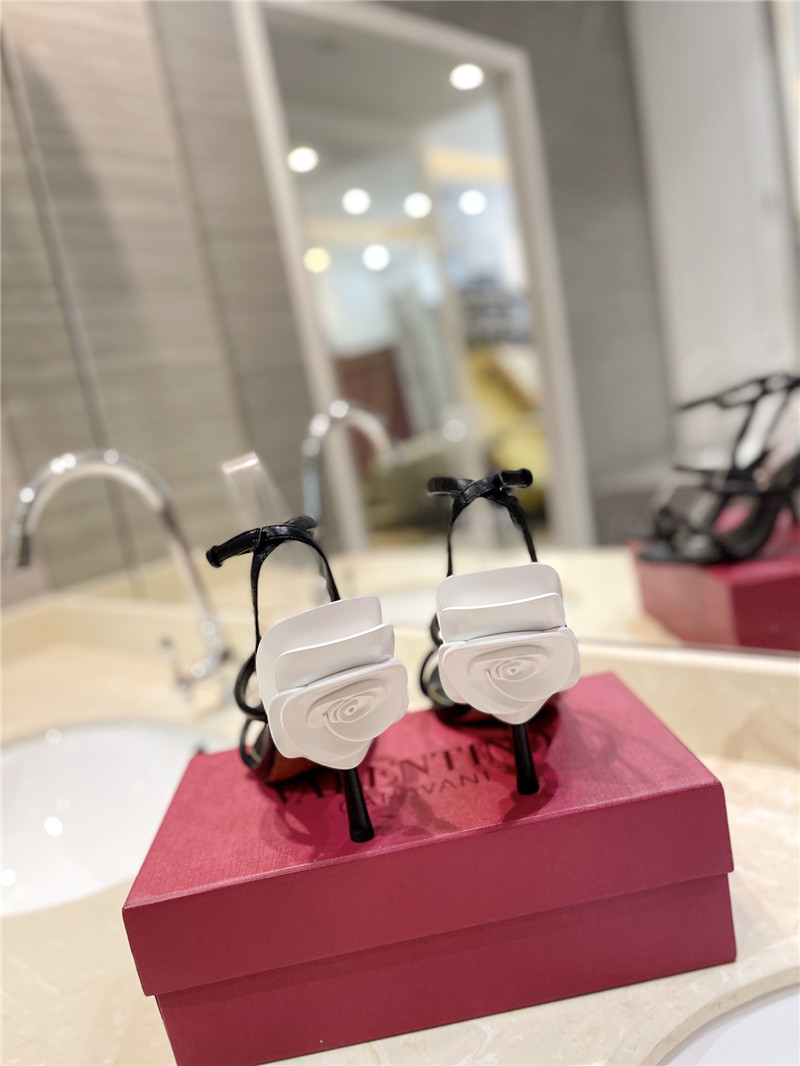 Va1e*ntin0 women’s black heel sandals