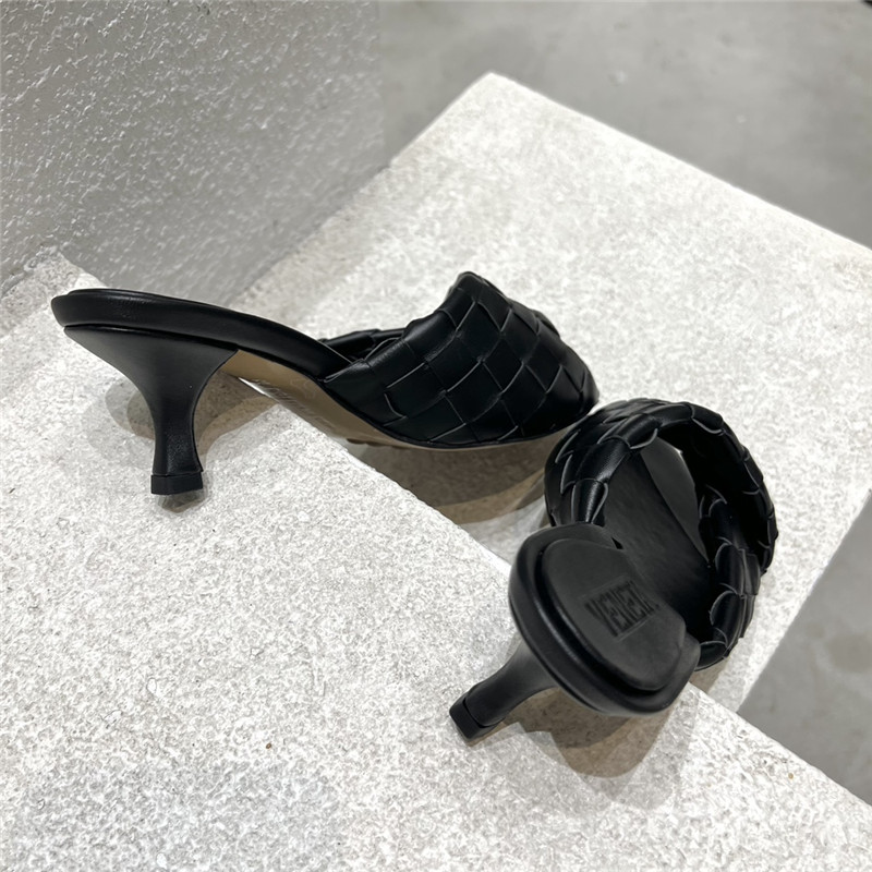 b0tt*ga Ven*ta blink twister intrecciato mules in black