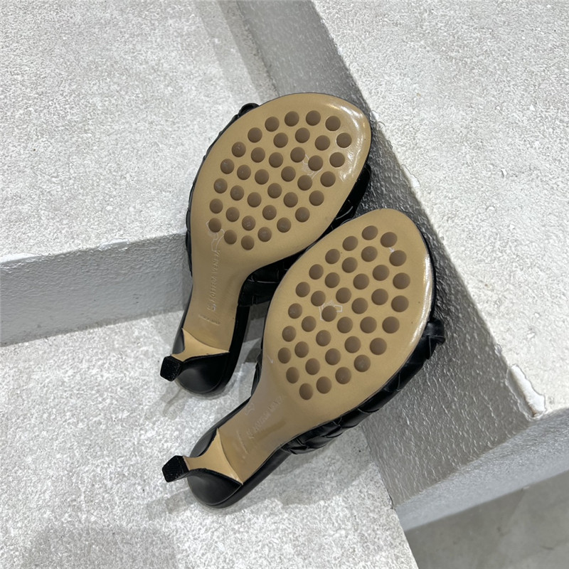 b0tt*ga Ven*ta blink twister intrecciato mules in black