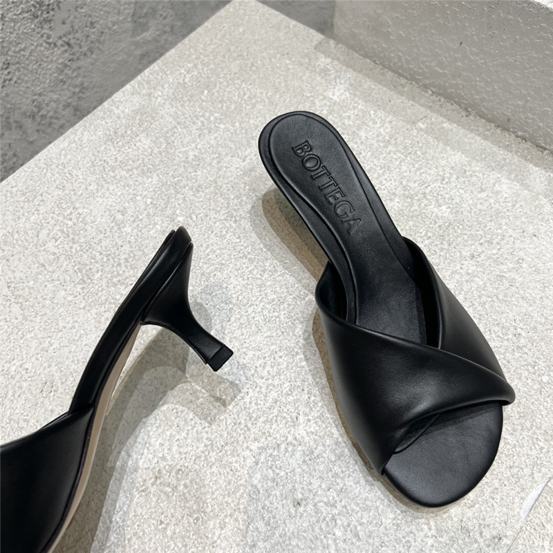 b0tt*ga Ven*ta black open toe sandals