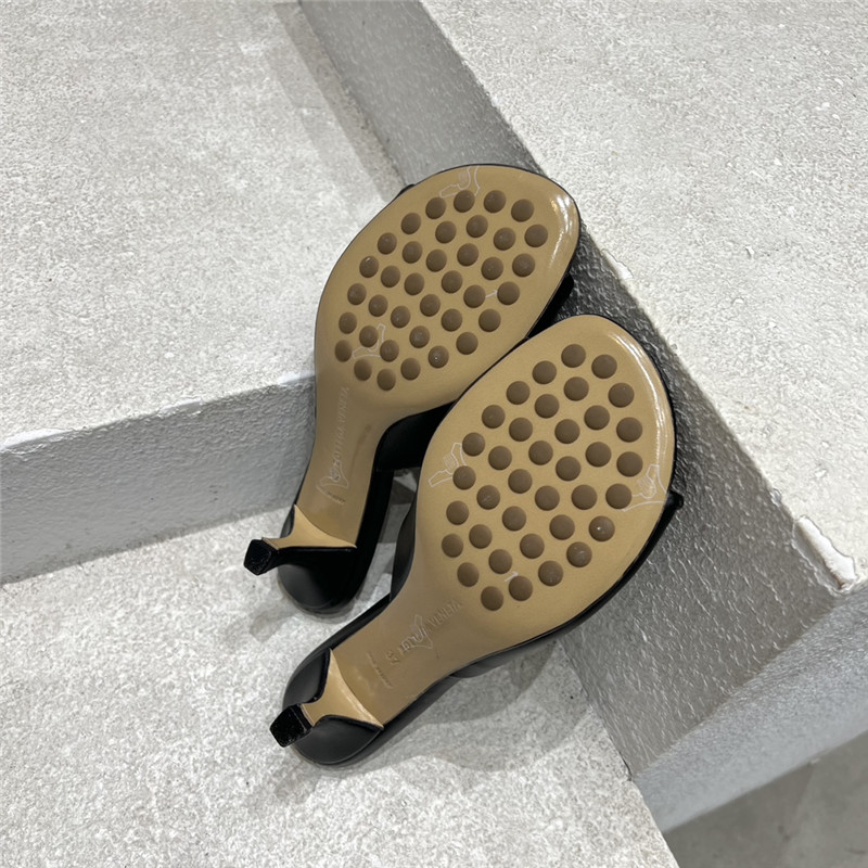 b0tt*ga Ven*ta black open toe sandals