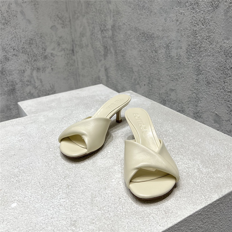 b0tt*ga Ven*ta beige open toe sandals