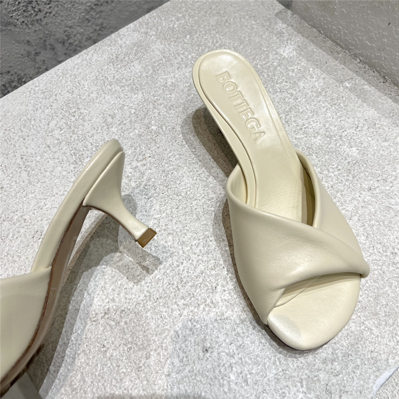 b0tt*ga Ven*ta beige open toe sandals