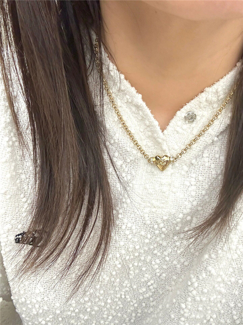 Ch**el glossy heart choker necklace