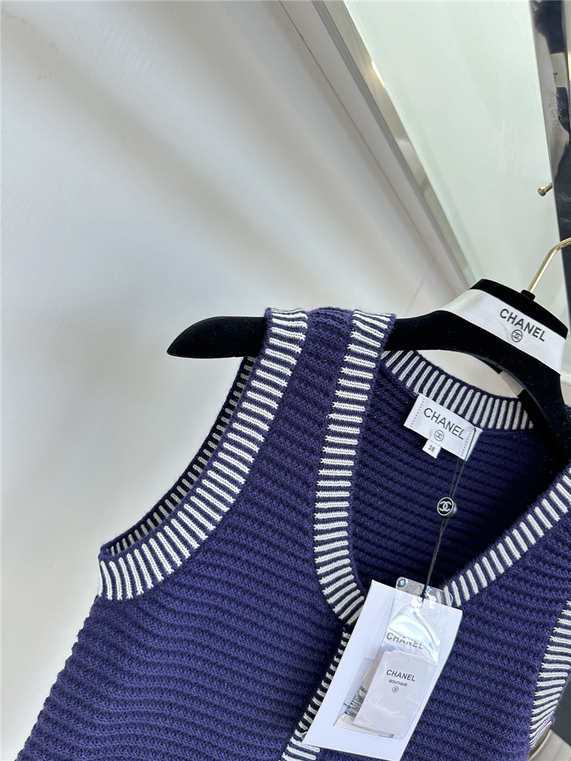 Ch**el contrasting v-neck knit vest