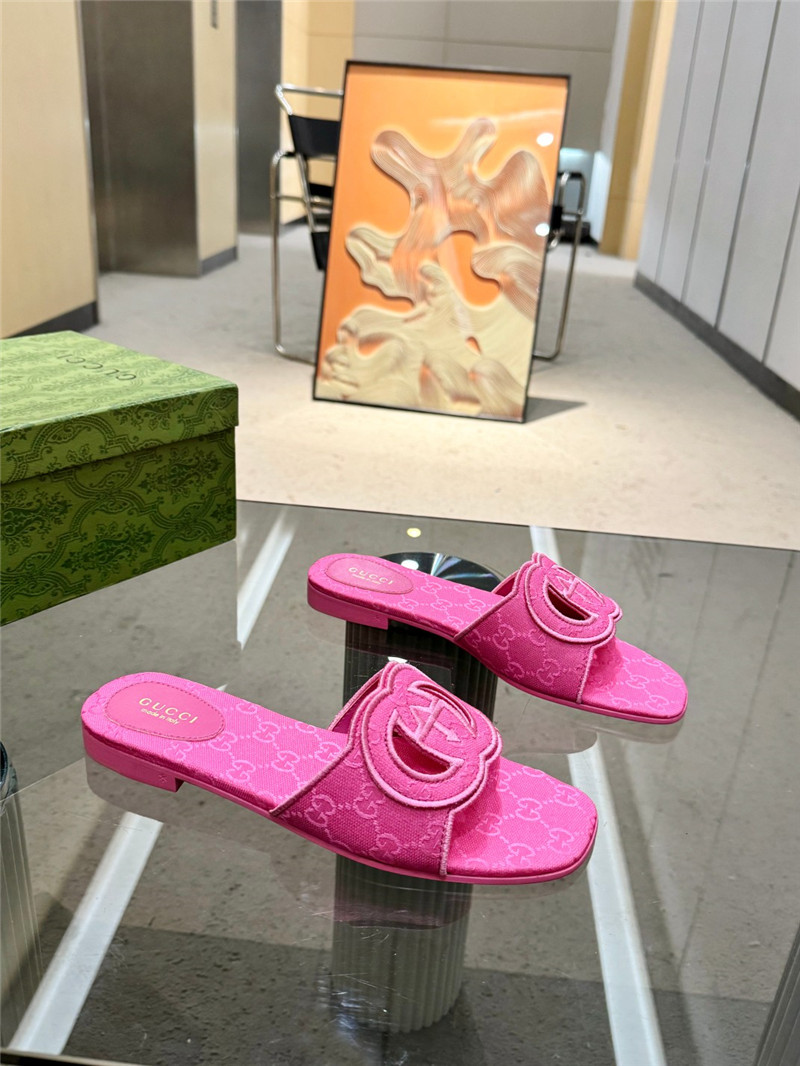 Gvc*1 interlocking g slide sandal in fuchsia gg canvas