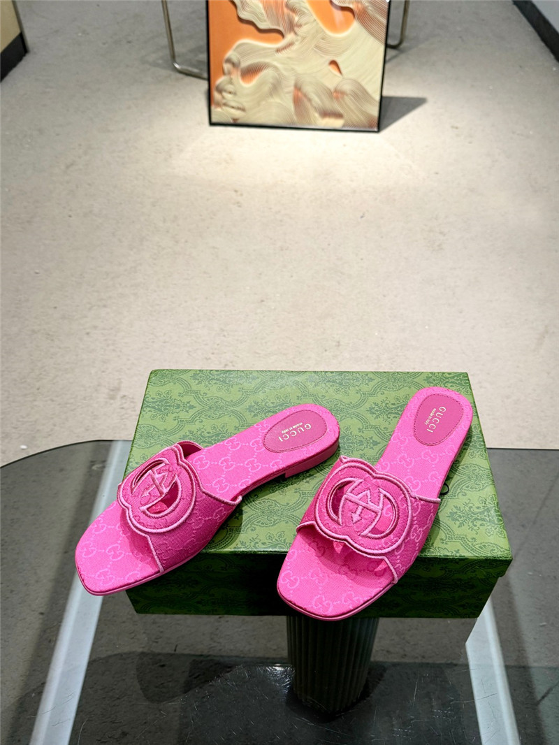 Gvc*1 interlocking g slide sandal in fuchsia gg canvas