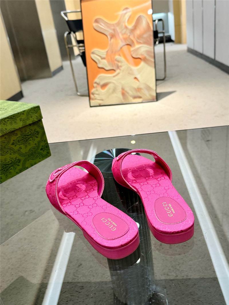 Gvc*1 interlocking g slide sandal in fuchsia gg canvas