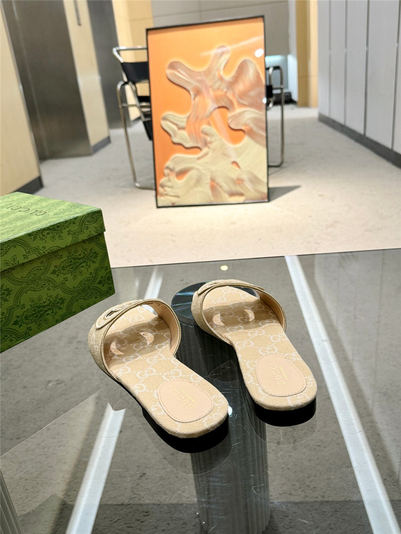 Gvc*1 interlocking g slide sandal in ivory gg canvas