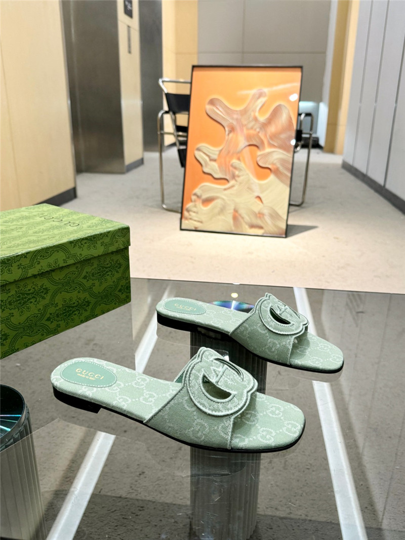 Gvc*1 interlocking g slide sandal in green gg canvas