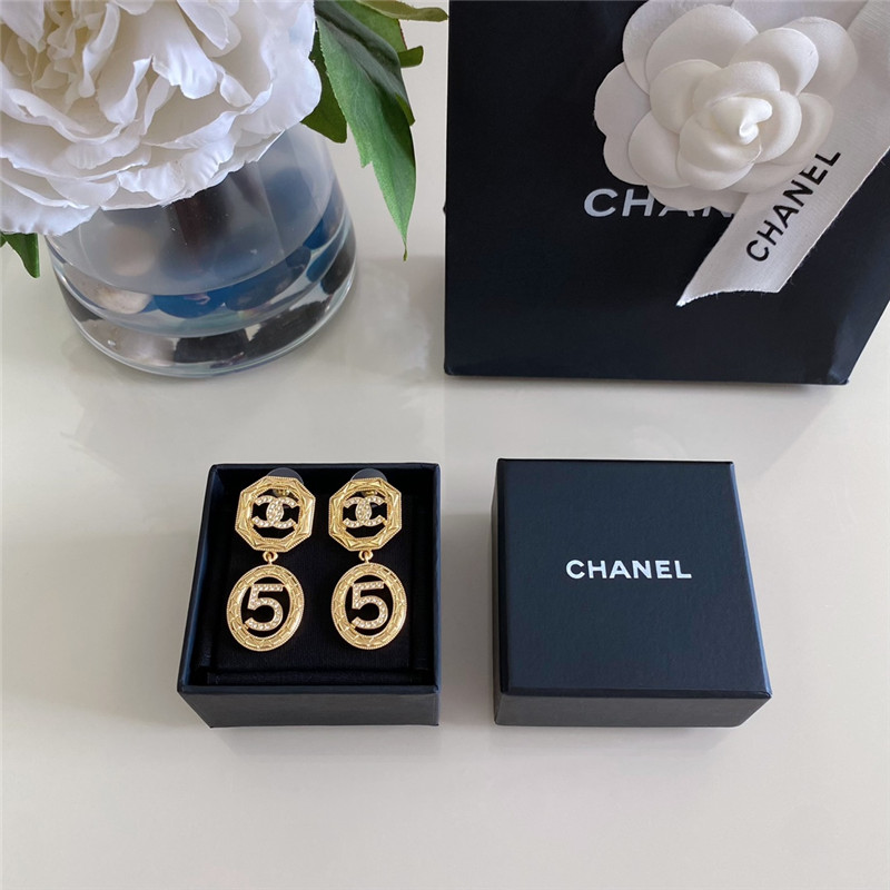 Ce1i*e letter earrings