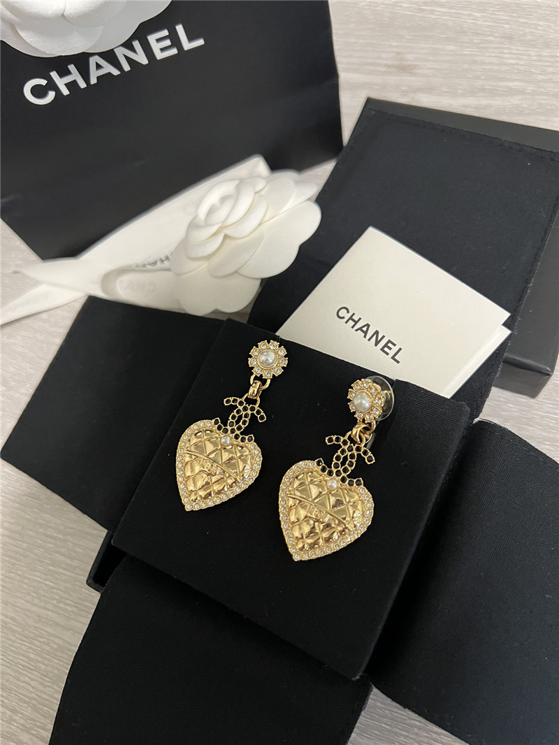 ch**el D1am0nd heart black D1am0nd double c earrings