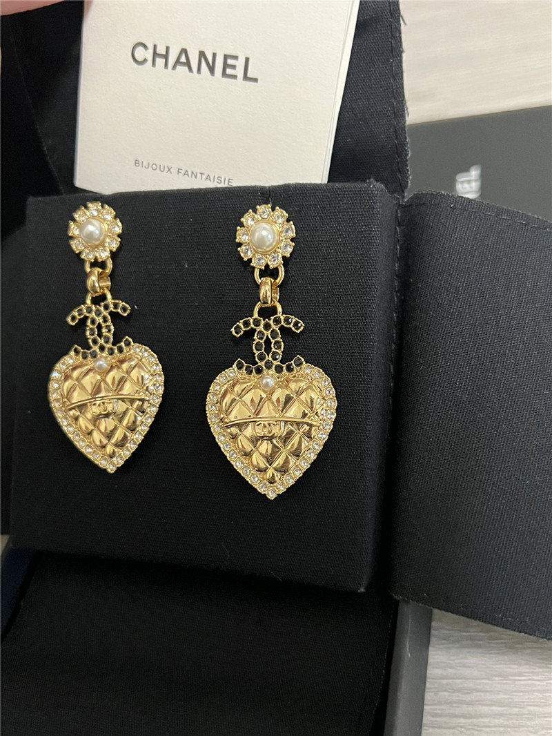 ch**el D1am0nd heart black D1am0nd double c earrings