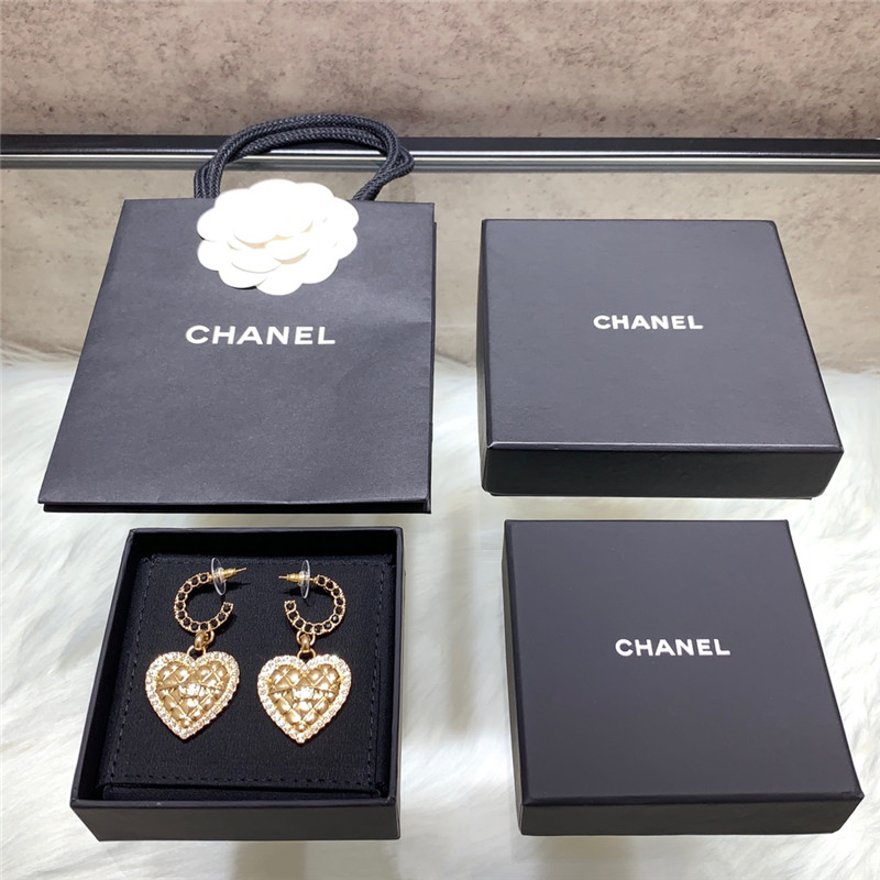 ch**el half curved black D1am0nd hanging D1am0nd heart earrings