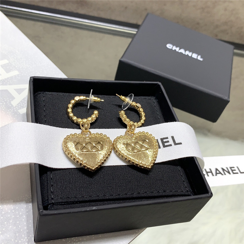 ch**el half curved black D1am0nd hanging D1am0nd heart earrings