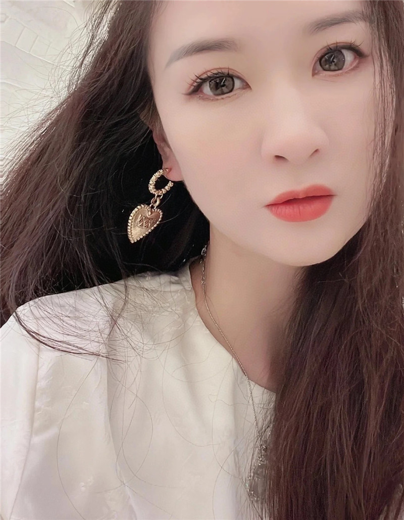 ch**el half curved black D1am0nd hanging D1am0nd heart earrings