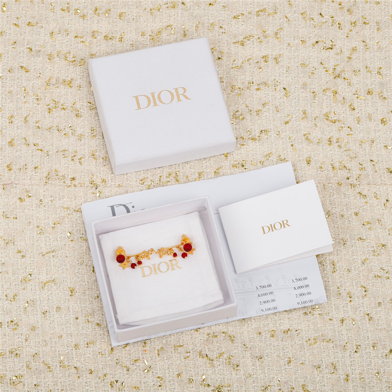 D10r red agate letter ear clip