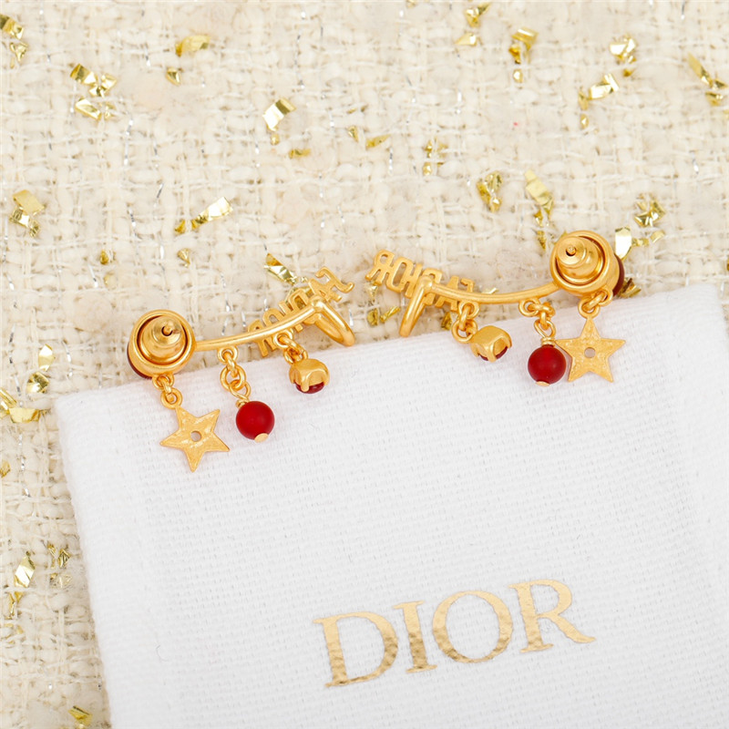 D10r red agate letter ear clip