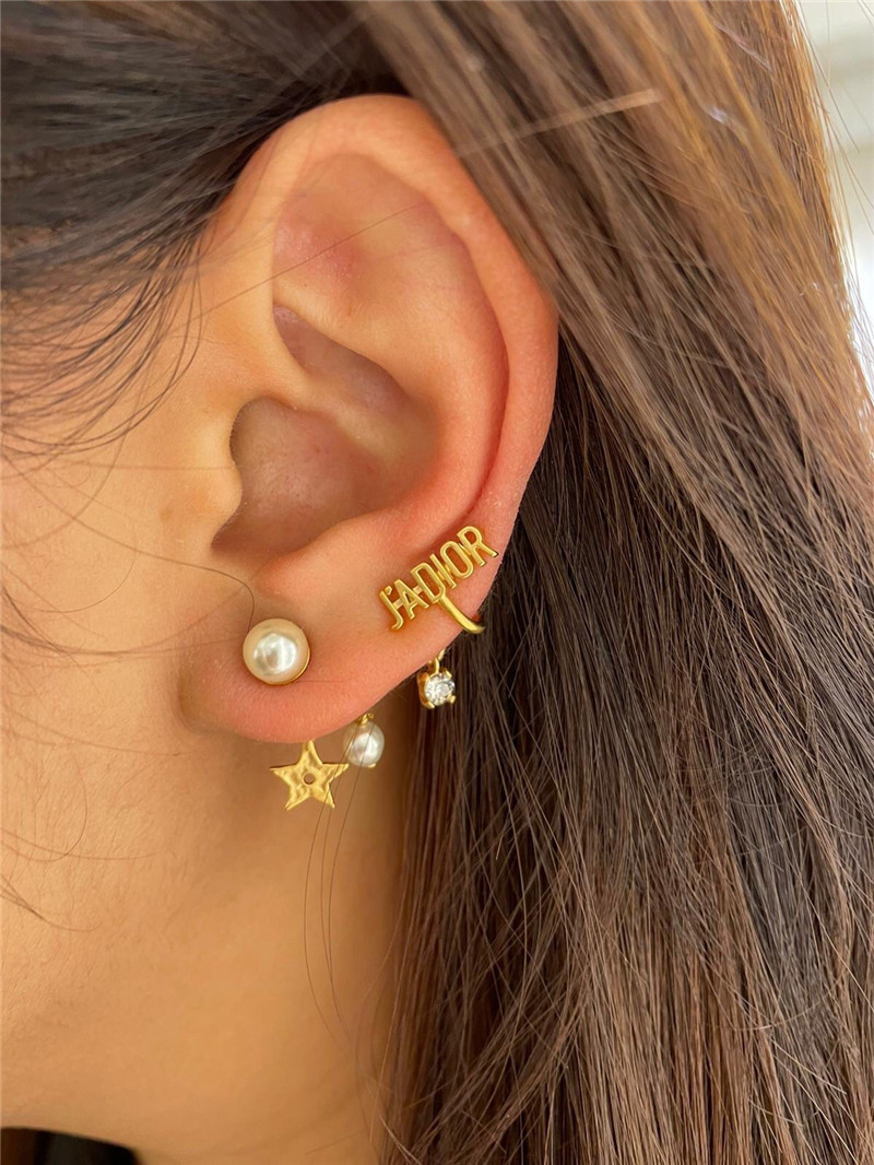 D10r red agate letter ear clip