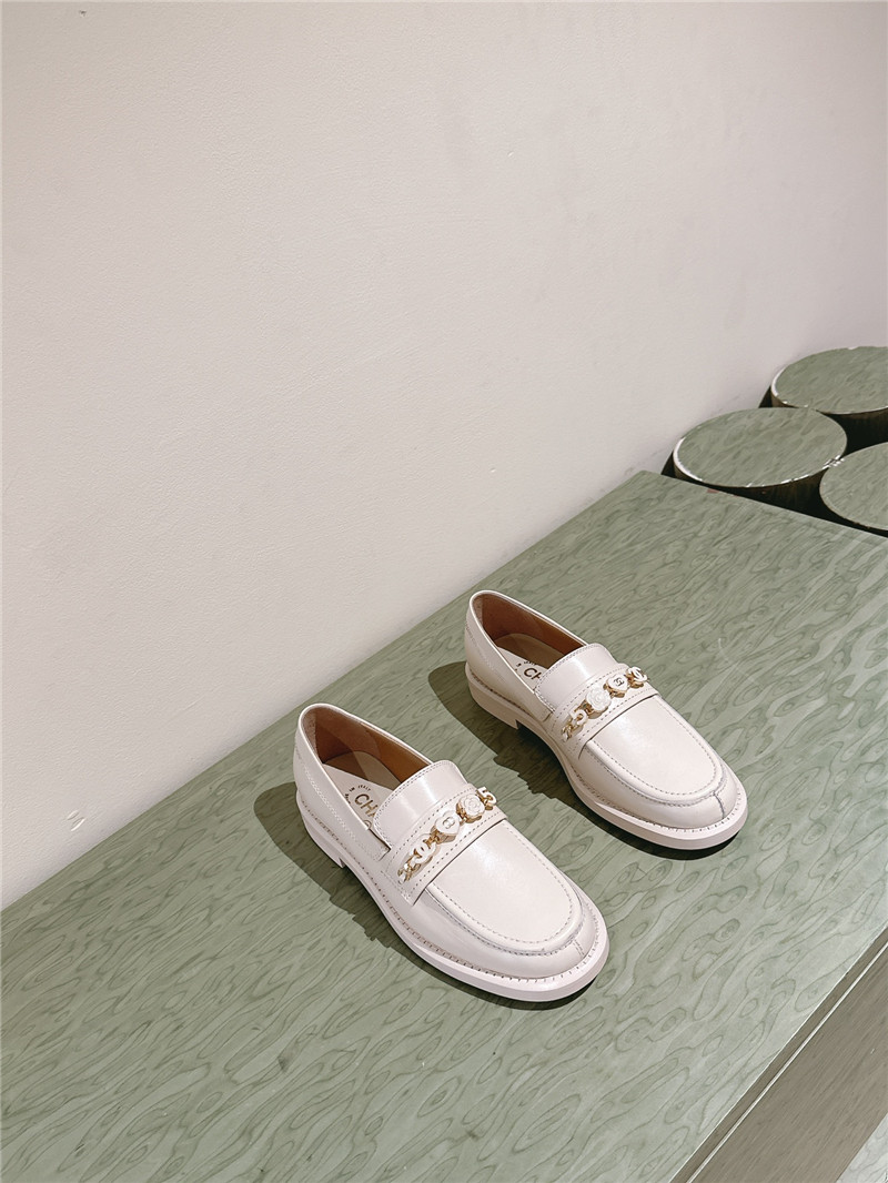 Ch**el heart chain loafers in ivory calfskin