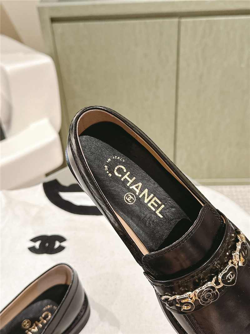 Ch**el heart chain loafers in black calfskin