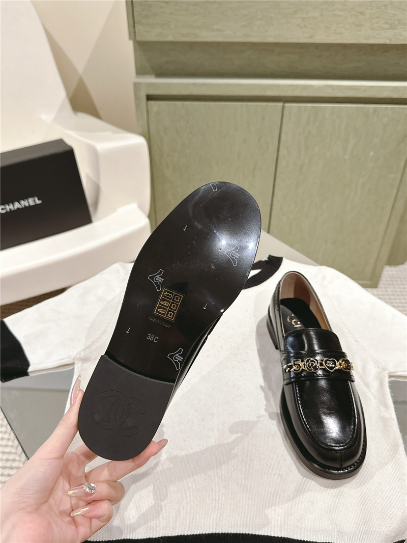 Ch**el heart chain loafers in black calfskin