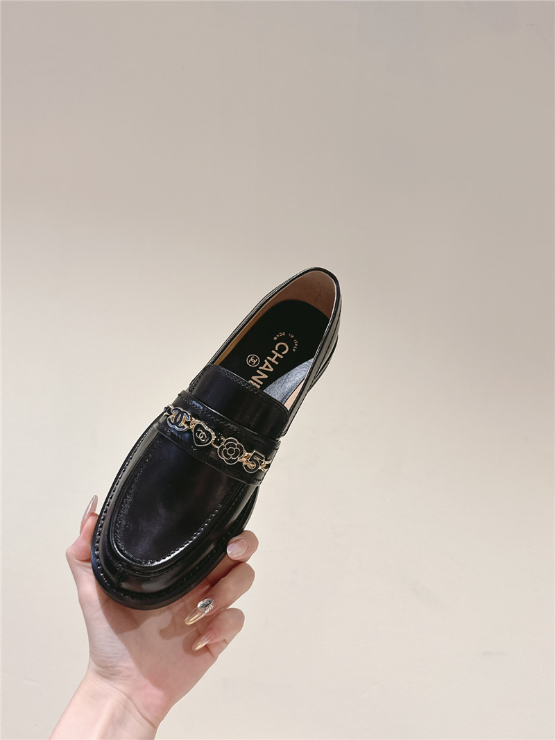 Ch**el heart chain loafers in black calfskin