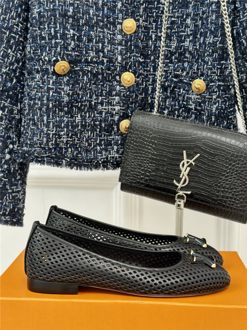 l0vis Vvtt0n shake flat ballerinas in black perforated lambskin