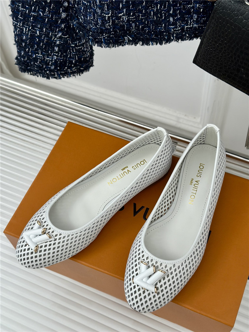 l0vis Vvtt0n shake flat ballerina in silver perforated lambskin